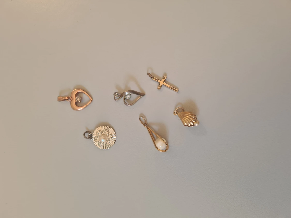 Berlocker och broscher