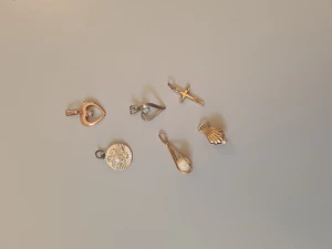 Berlocker och broscher  - Bild 1: Diverse berlocker 15 kr/st eller alla för 50 kr Bild 2: Broscher 30 kr/st eller båda för 50 kr Bild 3: Små broscher 20 kr/st eller båda för 30 kr