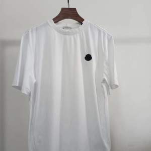 Moncler logo T-shirt ✅ 1:1 kopia Färger🎨: vit Size: 1(S) , 2(M)