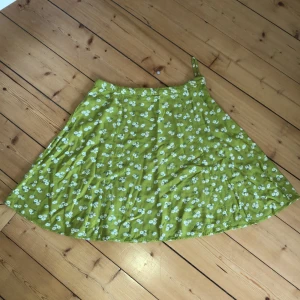 Kjol - Nyskick, endast provad. Sommarkjol med prästkragar. Knapp och dragkedja i sidan. Katt finns i hemmet🌸