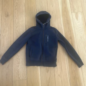 Sail racing tröja - marinblå - Hej, säljer sail racing tröja på grund av att den ej passar längre. Skick 7/10 därför det låga priset.