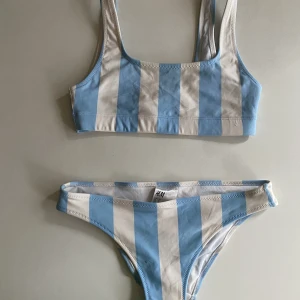 Bikini från H&M - Jättefin blå och vit randig bikini som är från H&M men jag har tidigare köpt dem från sellpy. Säljer då de är för små för mig. Jag har ej använt dem alls. Pris kan diskuteras. Skriv till mig vid frågor eller intresse!💕