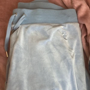 Juicy byxor - Dom är i fint och nytt skick! Endast använda 2 gånger! Det är storlek M men dom är uppsydda så i längden är de Xs! 😍