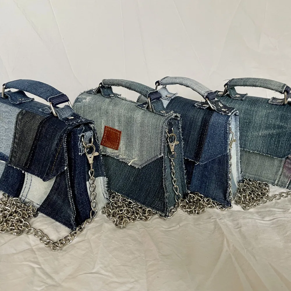 Liten handväska gjord av gamla jeans. Sydd av mig. För mer jeans återbruk www.SbyIsabelle.com  Mått på väskan är Bredd: botten 21 cm, top 15 cm Djup: botten 8 cm, top 6 cm Höjd: 13 cm Magnet knapp i locket för stängning. . Väskor.