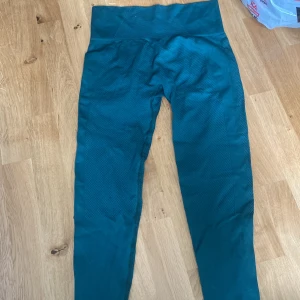 grön/ blåa tränigns thightd - fina sköna thights