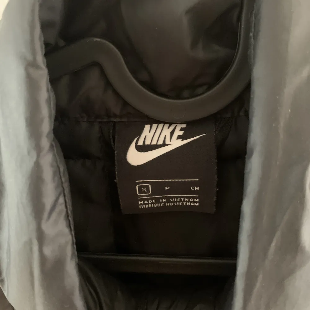 En svart Nike väst i storlek S. Passar även en liten M. Västen är i mycket fint skick och använd fåtal gånger. Säljs för 300 kronor . Jackor.