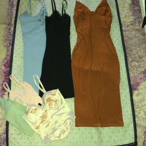 Packet pris! - Två line klänningar i strl  Blå= M, Svart= XS/S Fest klänning som passar för olika tillfällen är S/XS men passar oxå M. Två toppas passar S/M och rosa satin korset XS/XXS. Allt tillsammans 500kr