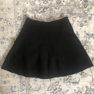 2 oanvända kjolar - LÄS BIO INNAN DU KÖPER!!!  2 helt oanvända kjolar, ett med etikett fortfarande på.  30kr styck men 50kr  om man köper båda. Blå kjol är från lager 157 och köpt för 80kr