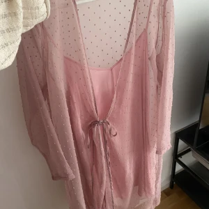 Rosa klänning  - Rosa klänning 2 delad 