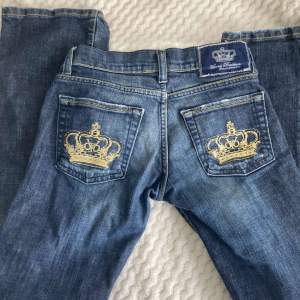 fina lågmidjade jeans i storlek 34 (bootcut) 💫 