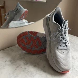 Hoka - Hoka skor i modellen Arahi, supersköna skor men något för liten i storlek för mig. Endast använda en gång, otroligt fint skick! Strl 38
