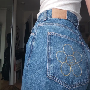 Shorts med blomma - Söta shorts i strl M-L. Håller in midjan på bild, men de är även insydda. Finns fler bilder!