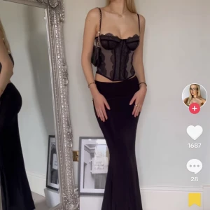 Urban outfitters corset  - Säljer en näst in på ny corset som var jätte svår att få tag i,men säljer nu då den inte passar mig runt brösten. Den är så fucking snygg och nästan helt ny!