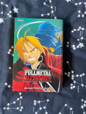 Fullmetal alchemist manga  - Boken innehåller alla tre delar i bokserien. Texten är på engelska. 
