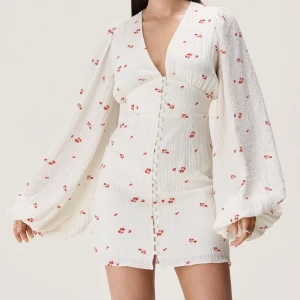 Adoore klänning - Säljer nu denna oanvända och slutsålda adooreklänning då jag köpte två storlekar. 