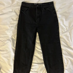 svarta mom jeans - svarta mom jeans från bershka i storlek 36, fint skick. Säljer för 100 + frakt