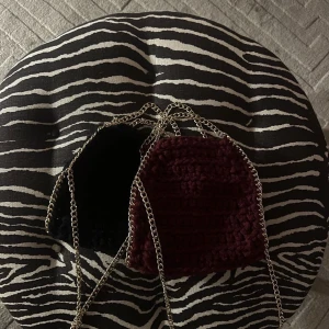 Stizzi väska  - Säljer nu min virkade stella liknade väska köpt från stezzi som inte kommer till användning. Minsta modellen (Tiny). Skriv för bilder eller funderingar. 