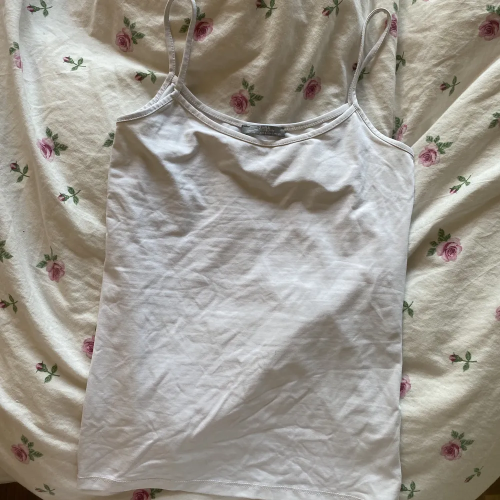 Ett vitt Zara linne som inte har använts mycket! . Toppar.