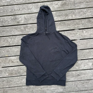 L’HOMME ROUGE - HOODIE - - Använt skick - Size 50/L normal passform, passar även M - Halvdold bröstficka