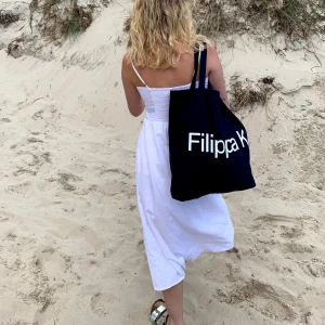 Sommar klänning - Vit lång sommarklänning med knappar längs hela vägen. Så skön i bomull och fint skick! 