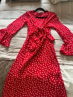 Adooreklänning - Adooreklänning i strl 36. Sparsamt använd, nyskick.