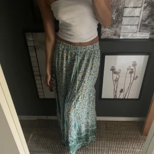 Maxi kjol med mönster - Söt maxi kjol som jag köpte i Spanien förra sommaren. Har somriga mönster och passar perfekt nu till sommaren i utlandet men även hemma i Sverige🥰Åker utomlands i en måndad med start från 1 juli så passa på! LÄS BIO!❌ Använd köp nu så är kjolen din!