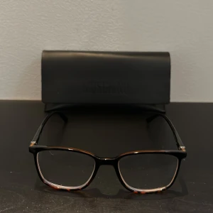 Moschino läsglasögon  - 10/10 skick   Läsglasögon styrka +1.00  Nypris ~800  Fodral medföljer 