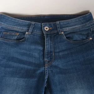 Jeans i nyskick - Möjligt att få till billigare frakt om du köper privat och inte via Plick. Hör av dig så kan vi ordna det. 