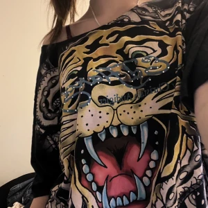 Ed hardy tröja - Ed hardy tshirt, hålen slm man ser på sista bilden är avklippta nu så inga fler slitningar LÄS BIO!