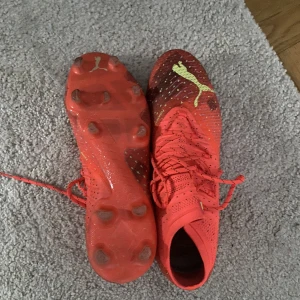 Puma fotbollsskor - Använda 2 gånger annars i nyskick Nypris 2499 Storlek 42,5