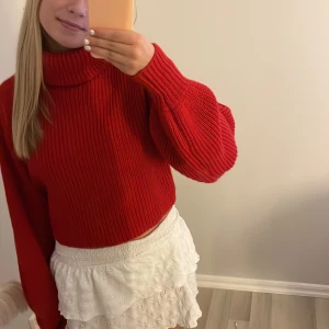 Stickad polotröja  - Säljer en stickad polotröja ifrån Nelly. Säljer då jag inte gillar polo på mig själv längre. Tar bara swish💘💘