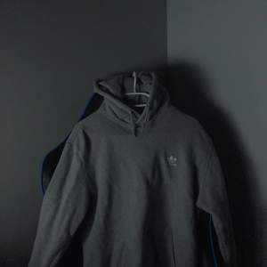 En jättefin grå adidas hoodie, använt ett fåtal gånger, sparsamt använd. Kom gärna med prisförslag.
