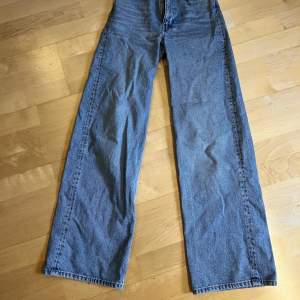 Supersnygga jeans från monki som tyvärr blivit för korta på mig som är 170:( är i bra skick, mycket sparsamt använda🥰