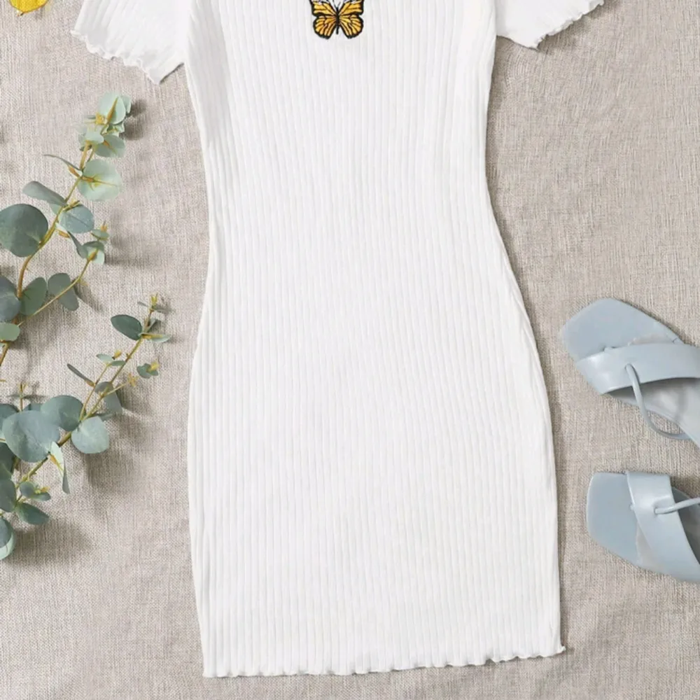 Qutie Embroidered Butterfly Graphic Ribbed Dress. Använt engång. Som ny. Klänningar.