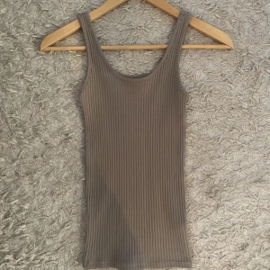 Ribbat linne - Ribbat linne från hm. Storlek xs. Inga defekter. 80+frakt eller bud.🫶🏼