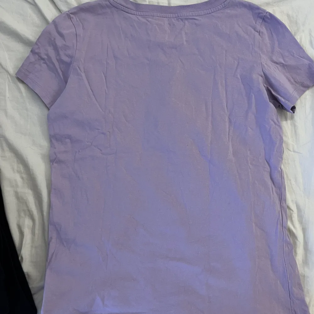 En fin guess tshirt inte riktigt min smak längre, helt oanvänd🩷 Köptes på guess ( Ny pris typ 350 minns inte riktigt) . T-shirts.