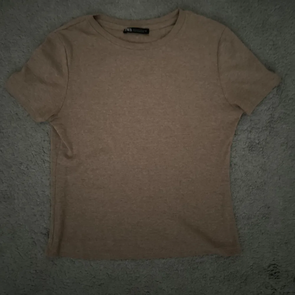 Säljer denna jättefina tröjan från Zara! Nyskick💟. T-shirts.