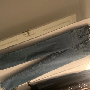 Molly jeans med slits  - Molly jeans från Gina tricot, köpt för 300 kr.