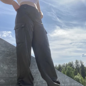 Gråa cargopants - Tunnare cargo pants som går att knytta längst ner. Hyfsat low rise samt luftiga