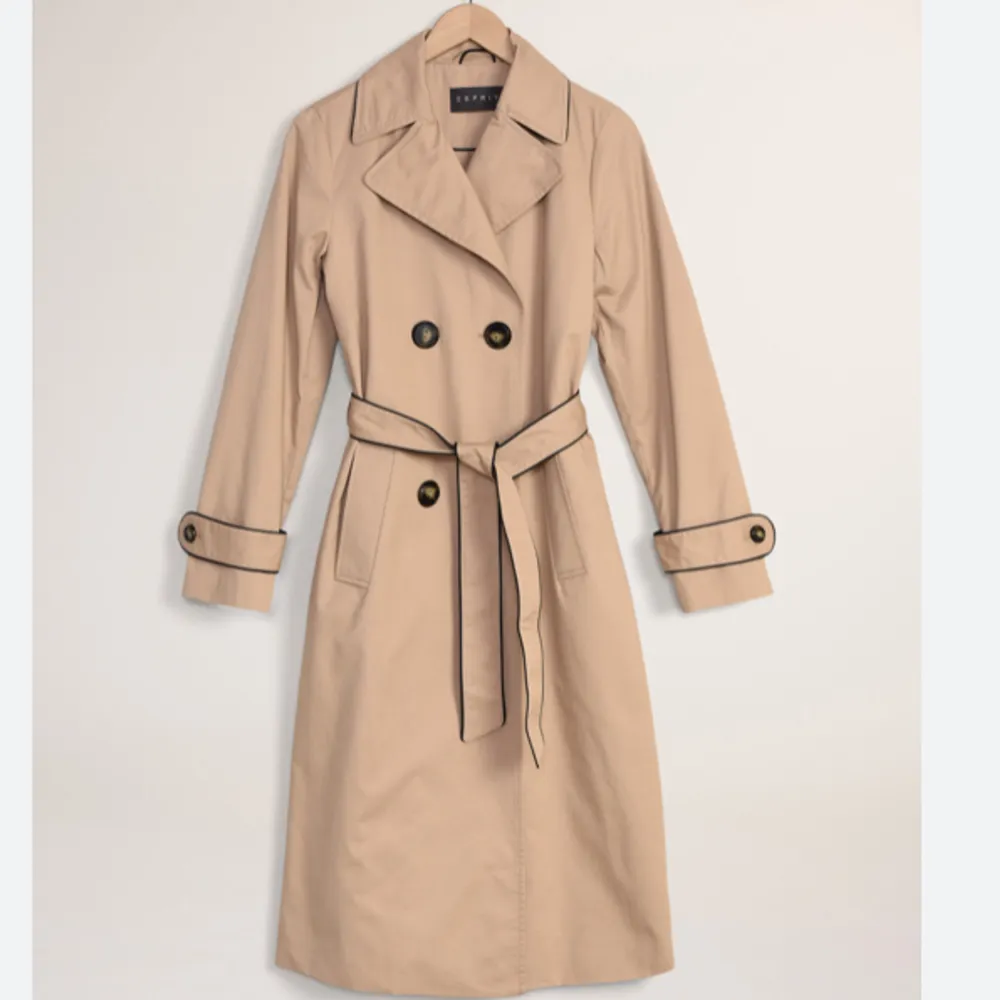En beige trenchcoat ”Esprit Collection Feminine Coat” köpt på Vero Moda. Nypris 1500kr. Väldigt fint skick.. Jackor.