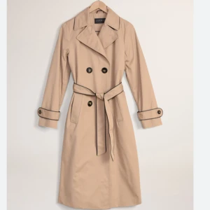 Beige Trenchcoat  - En beige trenchcoat ”Esprit Collection Feminine Coat” köpt på Vero Moda. Nypris 1500kr. Väldigt fint skick.