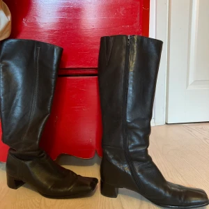 Boots 90-tal - Säljer ett par svarta skinn stövlar i bra skick. De är väldigt sköna och har en liten klack. 