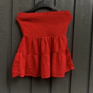 Röd kjol - Röd kjol, den går även att använda som topp om man vill det.