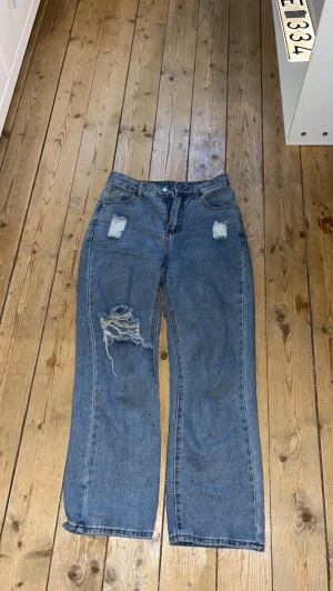 Jeans - Jättefina Jeans från Shein med hål i. Jag är 169 lång och de är lite korta på mig.  Storlek Xs/34