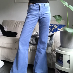 Ljusblå utsvängda manchester byxor - Ett par vintage utsvängda manchester byxor i ljusblå från Stuka. Köpte de i en vintage store i Amsterdam för 500 sek. De är mid/low waist och storleken kan jämföras med Levi’s W25/L32. Jag är 1,70m och brukar ha storlek xs.