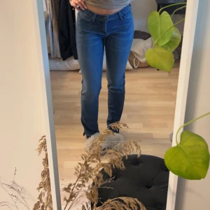 Lee jeans - Ett par mörkblå jeans från lee k storlek 27, använda en gång, pris kan diskuteras