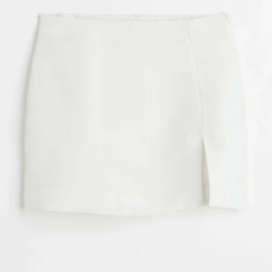 Kjol - Säljer denna vita linne kjolen från HM. Den är kort och jättegullig med färgade toppar. Passar som fest och vardaglig. Säljer den eftersom den är liten för mig. ☺️