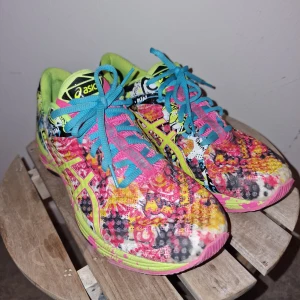 Asics Gel-Noosa Tri 11 dam strl 42 - Endast använda inomhus ett fåtal gånger så dom är som nya i skicket