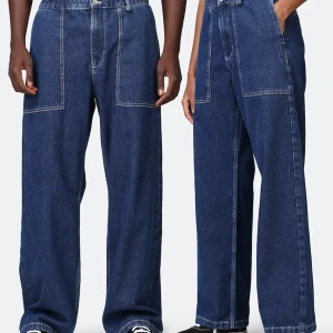 Baggy jeans SWEET SKTBS - Snygga, sköna skatejeans från Sweet skateboarding company.  Inköpta på Junkyard. Nypris 699 kr. Hål baktill nere vid foten, därav priset.