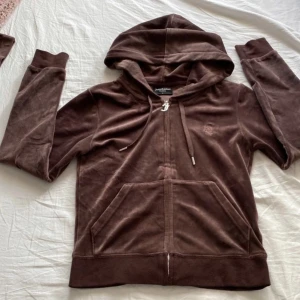 Juicy tröja - Säljer denna juicy tröja då den inte kommer till användning, endast använd 2 ggr vid intresse kontakta mig. Tryck inte på köp direkt!